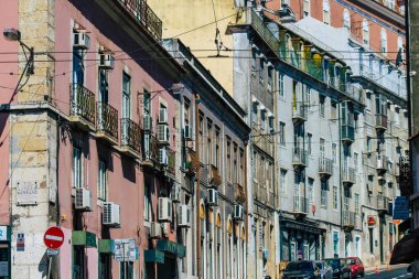 Lizbon Portekiz 'in 24 Temmuz 2020 tarihli klasik tarihi binaların Lizbon şehir merkezindeki ön cephesi, dağlık kıyı başkenti Portekiz ve Avrupa' nın en eski şehirlerinden biri.