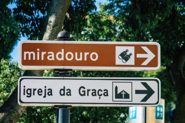 Lizbon Portekiz 24 Temmuz 2020. Portekiz 'in başkenti Lizbon' un şehir merkezindeki karayolu kullanıcısına bilgi sağlamak için yolların kenarına ya da yukarısına sokak levhası ya da yol işareti yerleştirildi.