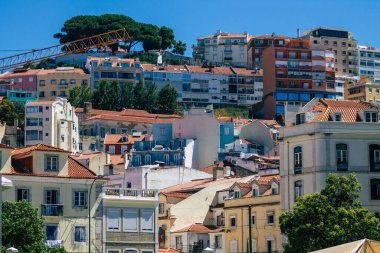 Lizbon Portekiz 'in 24 Temmuz 2020 tarihi panoramik manzarası Lizbon şehir merkezindeki tarihi yapılar, tepe kıyı başkenti Portekiz ve Avrupa' nın en eski şehirlerinden biri.