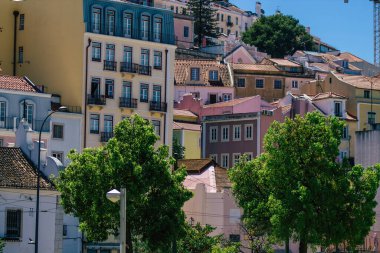 Lizbon Portekiz 'in 24 Temmuz 2020 tarihi panoramik manzarası Lizbon şehir merkezindeki tarihi yapılar, tepe kıyı başkenti Portekiz ve Avrupa' nın en eski şehirlerinden biri.