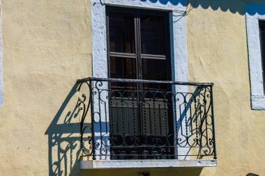 Lizbon Portekiz 25 Temmuz 2020 Lizbon, Lizbon şehir merkezindeki tarihi binaların klasik görünüşü, tepe kıyı başkenti Portekiz ve Avrupa 'nın en eski şehirlerinden biri.