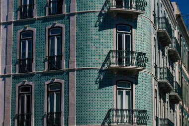 Lizbon Portekiz 25 Temmuz 2020 Lizbon, Lizbon şehir merkezindeki tarihi binaların klasik görünüşü, tepe kıyı başkenti Portekiz ve Avrupa 'nın en eski şehirlerinden biri.