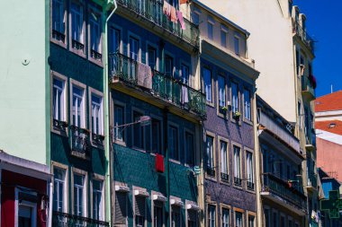 Lizbon Portekiz 25 Temmuz 2020 Lizbon, Lizbon şehir merkezindeki tarihi binaların klasik görünüşü, tepe kıyı başkenti Portekiz ve Avrupa 'nın en eski şehirlerinden biri.