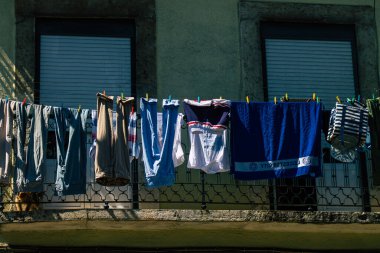 Lizbon Portekiz 25 Temmuz 2020 Lizbon, Lizbon şehir merkezindeki tarihi binaların klasik görünüşü, tepe kıyı başkenti Portekiz ve Avrupa 'nın en eski şehirlerinden biri.