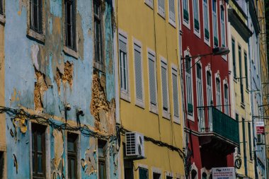 Lizbon Portekiz 25 Temmuz 2020 Lizbon, Lizbon şehir merkezindeki tarihi binaların klasik görünüşü, tepe kıyı başkenti Portekiz ve Avrupa 'nın en eski şehirlerinden biri.