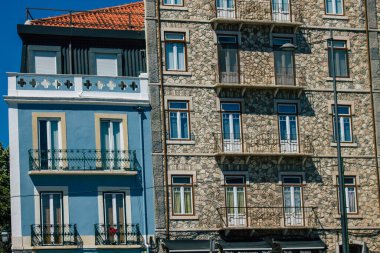 Lizbon Portekiz 25 Temmuz 2020 Lizbon, Lizbon şehir merkezindeki tarihi binaların klasik görünüşü, tepe kıyı başkenti Portekiz ve Avrupa 'nın en eski şehirlerinden biri.