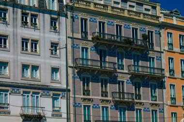 Lizbon Portekiz 25 Temmuz 2020 Lizbon, Lizbon şehir merkezindeki tarihi binaların klasik görünüşü, tepe kıyı başkenti Portekiz ve Avrupa 'nın en eski şehirlerinden biri.