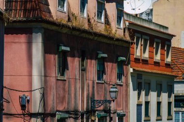 Lizbon Portekiz 25 Temmuz 2020 Lizbon, Lizbon şehir merkezindeki tarihi binaların klasik görünüşü, tepe kıyı başkenti Portekiz ve Avrupa 'nın en eski şehirlerinden biri.