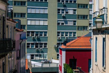 Lizbon Portekiz 25 Temmuz 2020 Lizbon, Lizbon şehir merkezindeki tarihi binaların klasik görünüşü, tepe kıyı başkenti Portekiz ve Avrupa 'nın en eski şehirlerinden biri.