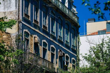 Lizbon Portekiz 25 Temmuz 2020 Lizbon, Lizbon şehir merkezindeki tarihi binaların klasik görünüşü, tepe kıyı başkenti Portekiz ve Avrupa 'nın en eski şehirlerinden biri.