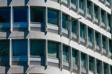 Lizbon Portekiz 25 Temmuz 2020 'de Lizbon şehir merkezindeki modern binaların ön cephesine, Portekiz' in yamaçlı sahil başkentine ve Avrupa 'nın en eski şehirlerinden birine bakıldı.