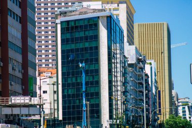 Lizbon Portekiz 25 Temmuz 2020 'de Lizbon şehir merkezindeki modern binaların ön cephesine, Portekiz' in yamaçlı sahil başkentine ve Avrupa 'nın en eski şehirlerinden birine bakıldı.