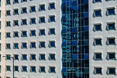 Lizbon Portekiz 25 Temmuz 2020 'de Lizbon şehir merkezindeki modern binaların ön cephesine, Portekiz' in yamaçlı sahil başkentine ve Avrupa 'nın en eski şehirlerinden birine bakıldı.
