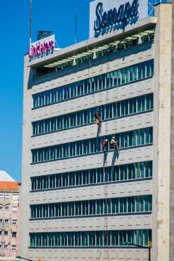 Lizbon Portekiz 25 Temmuz 2020 'de Lizbon şehir merkezindeki modern binaların ön cephesine, Portekiz' in yamaçlı sahil başkentine ve Avrupa 'nın en eski şehirlerinden birine bakıldı.