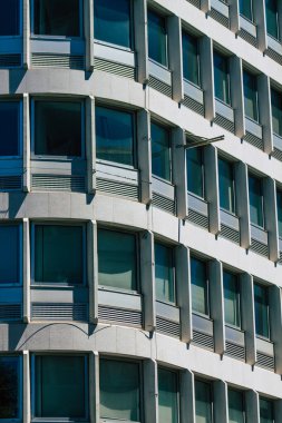 Lizbon Portekiz 25 Temmuz 2020 'de Lizbon şehir merkezindeki modern binaların ön cephesine, Portekiz' in yamaçlı sahil başkentine ve Avrupa 'nın en eski şehirlerinden birine bakıldı.