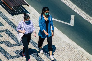 Lizbon Portekiz 25 Temmuz 2020 'de Lizbon' un şehir merkezindeki sahil başkenti ve Avrupa 'nın en eski şehirlerinden biri olan Lizbon' un şehir merkezindeki caddelerde yürüyen kimliği belirsiz yayalara bakıldı.