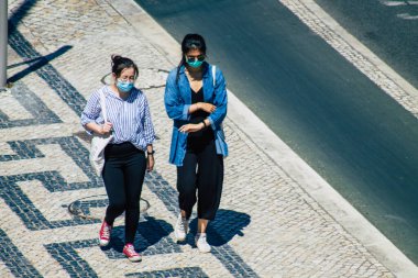 Lizbon Portekiz 25 Temmuz 2020 'de Lizbon' un şehir merkezindeki sahil başkenti ve Avrupa 'nın en eski şehirlerinden biri olan Lizbon' un şehir merkezindeki caddelerde yürüyen kimliği belirsiz yayalara bakıldı.