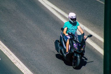 Lizbon Portekiz 25 Temmuz 2020 'de Lizbon' un dağlık kıyı başkenti Portekiz ve Avrupa 'nın en eski şehirlerinden biri olan Lizbon sokaklarında scooter kullanan kimliği belirsiz insanların görüntüsü