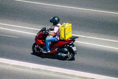 Lizbon Portekiz 25 Temmuz 2020 'de Lizbon' un dağlık kıyı başkenti Portekiz ve Avrupa 'nın en eski şehirlerinden biri olan Lizbon sokaklarında scooter kullanan kimliği belirsiz insanların görüntüsü