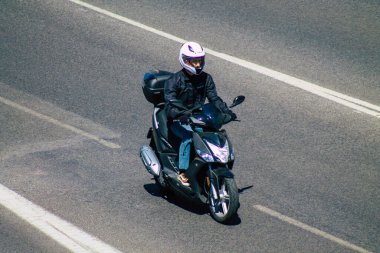 Lizbon Portekiz 25 Temmuz 2020 'de Lizbon' un dağlık kıyı başkenti Portekiz ve Avrupa 'nın en eski şehirlerinden biri olan Lizbon sokaklarında scooter kullanan kimliği belirsiz insanların görüntüsü