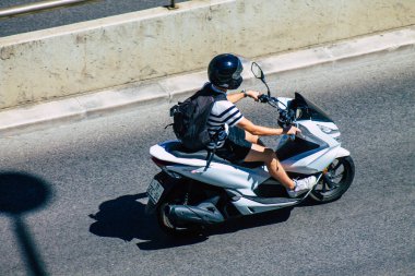 Lizbon Portekiz 25 Temmuz 2020 'de Lizbon' un dağlık kıyı başkenti Portekiz ve Avrupa 'nın en eski şehirlerinden biri olan Lizbon sokaklarında scooter kullanan kimliği belirsiz insanların görüntüsü