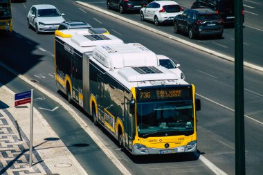 Lizbon Portekiz 25 Temmuz 2020 'de Lizbon' un dağlık kıyı başkenti Portekiz ve Avrupa 'nın en eski şehirlerinden biri olan Lizbon sokaklarından geçen yolcular için geleneksel bir belediye otobüsü görüntülendi.