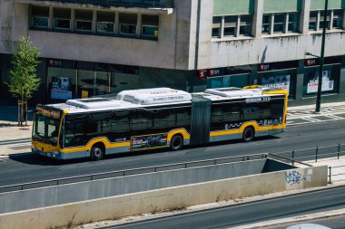 Lizbon Portekiz 25 Temmuz 2020 'de Lizbon' un dağlık kıyı başkenti Portekiz ve Avrupa 'nın en eski şehirlerinden biri olan Lizbon sokaklarından geçen yolcular için geleneksel bir belediye otobüsü görüntülendi.