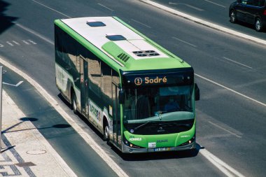 Lizbon Portekiz 25 Temmuz 2020 'de Lizbon' un dağlık kıyı başkenti Portekiz ve Avrupa 'nın en eski şehirlerinden biri olan Lizbon sokaklarından geçen yolcular için geleneksel bir belediye otobüsü görüntülendi.