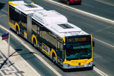 Lizbon Portekiz 25 Temmuz 2020 'de Lizbon' un dağlık kıyı başkenti Portekiz ve Avrupa 'nın en eski şehirlerinden biri olan Lizbon sokaklarından geçen yolcular için geleneksel bir belediye otobüsü görüntülendi.