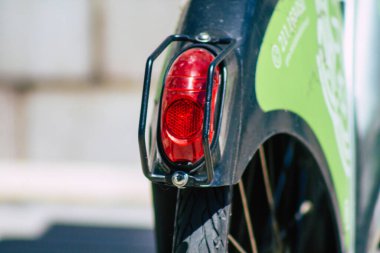 Lizbon Portekiz 25 Temmuz 2020 'de kısa süreliğine kiralanacak erişilebilir bisiklet manzarası, genellikle sokakta ve Lizbon toplu taşıma sisteminin bir parçası olan birkaç saatliğine