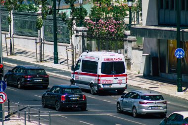 Lizbon Portekiz 25 Temmuz 2020, Lizbon 'un dağlık kıyı başkenti ve Avrupa' nın en eski şehirlerinden biri olan Lizbon sokaklarında hızla ilerleyen geleneksel bir ambulansın görüntüsü