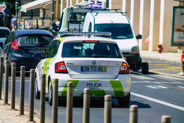 Lizbon Portekiz 25 Temmuz 2020 'de Lizbon' un dağlık kıyı başkenti ve Avrupa 'nın en eski ve çarpıcı şehirlerinden biri olan Lizbon sokaklarından geçen bir belediye polis aracının görüntüsü