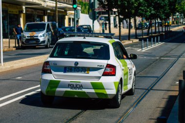 Lizbon Portekiz 25 Temmuz 2020 'de Lizbon' un dağlık kıyı başkenti ve Avrupa 'nın en eski ve çarpıcı şehirlerinden biri olan Lizbon sokaklarından geçen bir belediye polis aracının görüntüsü
