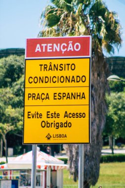 Lizbon Portekiz 25 Temmuz 2020. Portekiz 'in başkenti Lizbon' un şehir merkezindeki karayolu kullanıcısına bilgi sağlamak için yolların kenarına ya da yukarısına sokak levhası ya da yol işareti yerleştirildi.