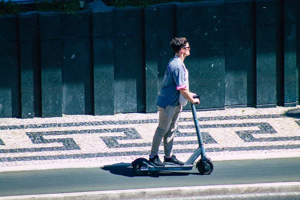 Lisboa Portugal Julio 2020 Vista Personas Identificadas Rodando Con Scooter —  Fotos de Stock