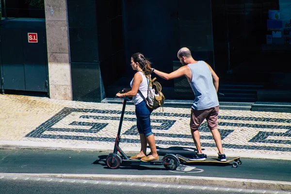 Lisboa Portugal Julio 2020 Vista Personas Identificadas Rodando Con Scooter —  Fotos de Stock