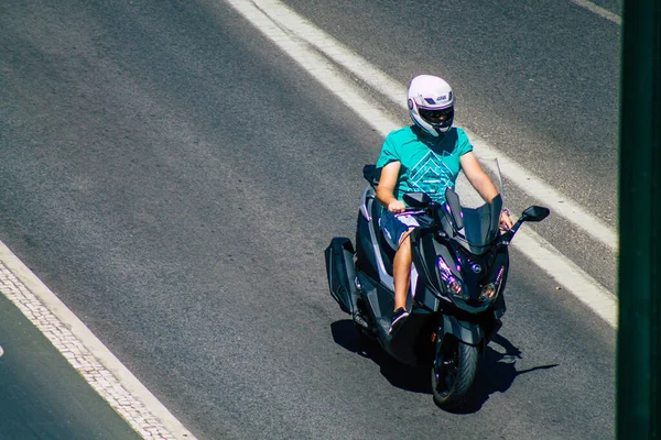 Lissabon Portugal Juli 2020 Blick Auf Unbekannte Die Einen Motorroller — Stockfoto