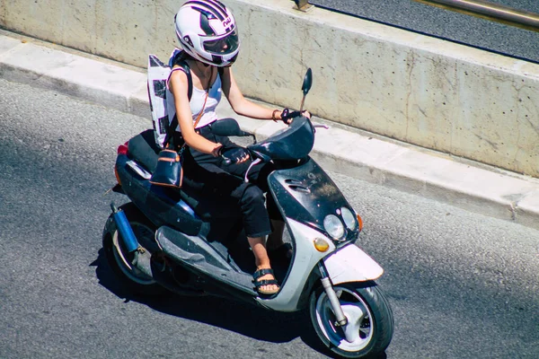 Lissabon Portugal Juli 2020 Blick Auf Unbekannte Die Einen Motorroller — Stockfoto