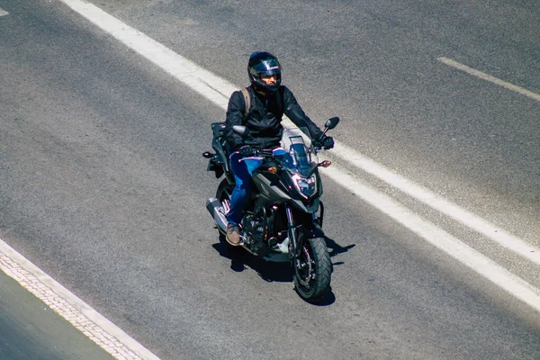 Лиссабон Португалия Июля 2020 Вид Неизвестных Рулем Мотоцикла Улицах Лиссабона — стоковое фото