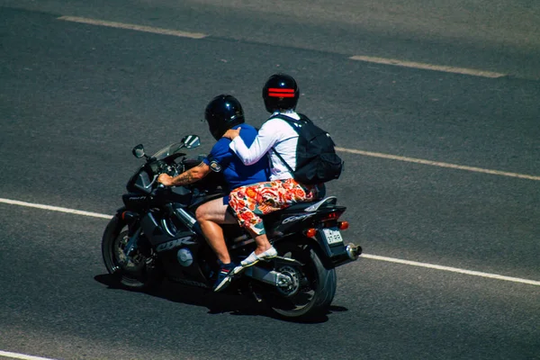 Lizbona Portugalia Lipca 2020 Widok Niezidentyfikowanych Osób Prowadzących Motocykl Ulicach — Zdjęcie stockowe