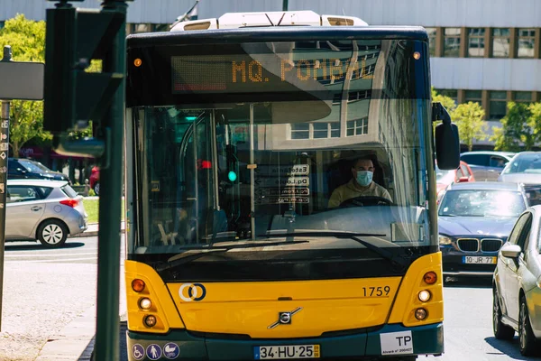 Lizbon Portekiz 25 Temmuz 2020 'de Lizbon' un dağlık kıyı başkenti Portekiz ve Avrupa 'nın en eski şehirlerinden biri olan Lizbon sokaklarından geçen yolcular için geleneksel bir belediye otobüsü görüntülendi.