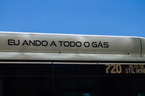 リスボンポルトガル2020年7月25日リスボンの街を走る乗客のための伝統的な都市バスの眺め ポルトガルの丘陵地帯の首都 ヨーロッパで最も古い都市の1つ — ストック写真