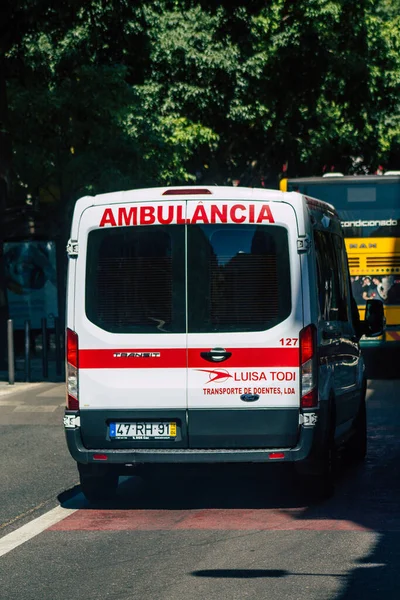 Lissabon Portugal Juli 2020 Visa Traditionell Ambulans Som Rullar Snabbt — Stockfoto