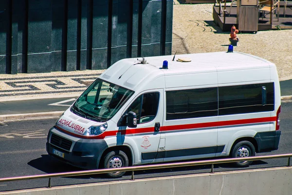 Lisboa Portugal Julho 2020 Vista Uma Ambulância Tradicional Rolando Rapidamente — Fotografia de Stock