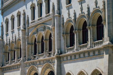 Lizbon Portekiz 26 Temmuz 2020 Lizbon, Lizbon şehir merkezindeki tarihi binaların klasik dış görünüşü, tepe kıyı başkenti Portekiz ve Avrupa 'nın en eski şehirlerinden biri.