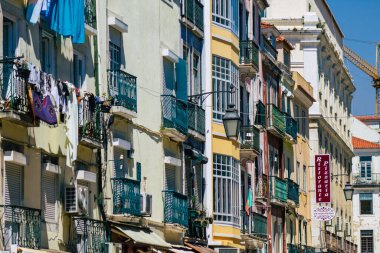 Lizbon Portekiz 26 Temmuz 2020 Lizbon, Lizbon şehir merkezindeki tarihi binaların klasik dış görünüşü, tepe kıyı başkenti Portekiz ve Avrupa 'nın en eski şehirlerinden biri.