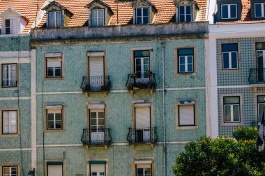 Lizbon Portekiz 26 Temmuz 2020 Lizbon, Lizbon şehir merkezindeki tarihi binaların klasik dış görünüşü, tepe kıyı başkenti Portekiz ve Avrupa 'nın en eski şehirlerinden biri.