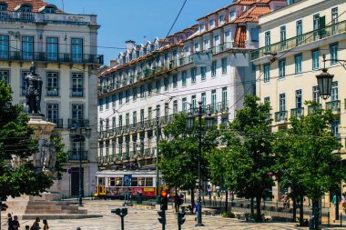 Lizbon Portekiz 26 Temmuz 2020 Lizbon, Lizbon şehir merkezindeki tarihi binaların klasik dış görünüşü, tepe kıyı başkenti Portekiz ve Avrupa 'nın en eski şehirlerinden biri.