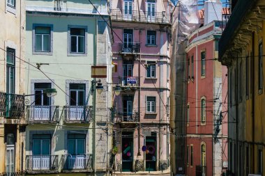 Lizbon Portekiz 26 Temmuz 2020 Lizbon, Lizbon şehir merkezindeki tarihi binaların klasik dış görünüşü, tepe kıyı başkenti Portekiz ve Avrupa 'nın en eski şehirlerinden biri.