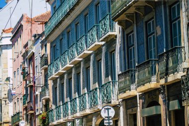 Lizbon Portekiz 26 Temmuz 2020 Lizbon, Lizbon şehir merkezindeki tarihi binaların klasik dış görünüşü, tepe kıyı başkenti Portekiz ve Avrupa 'nın en eski şehirlerinden biri.